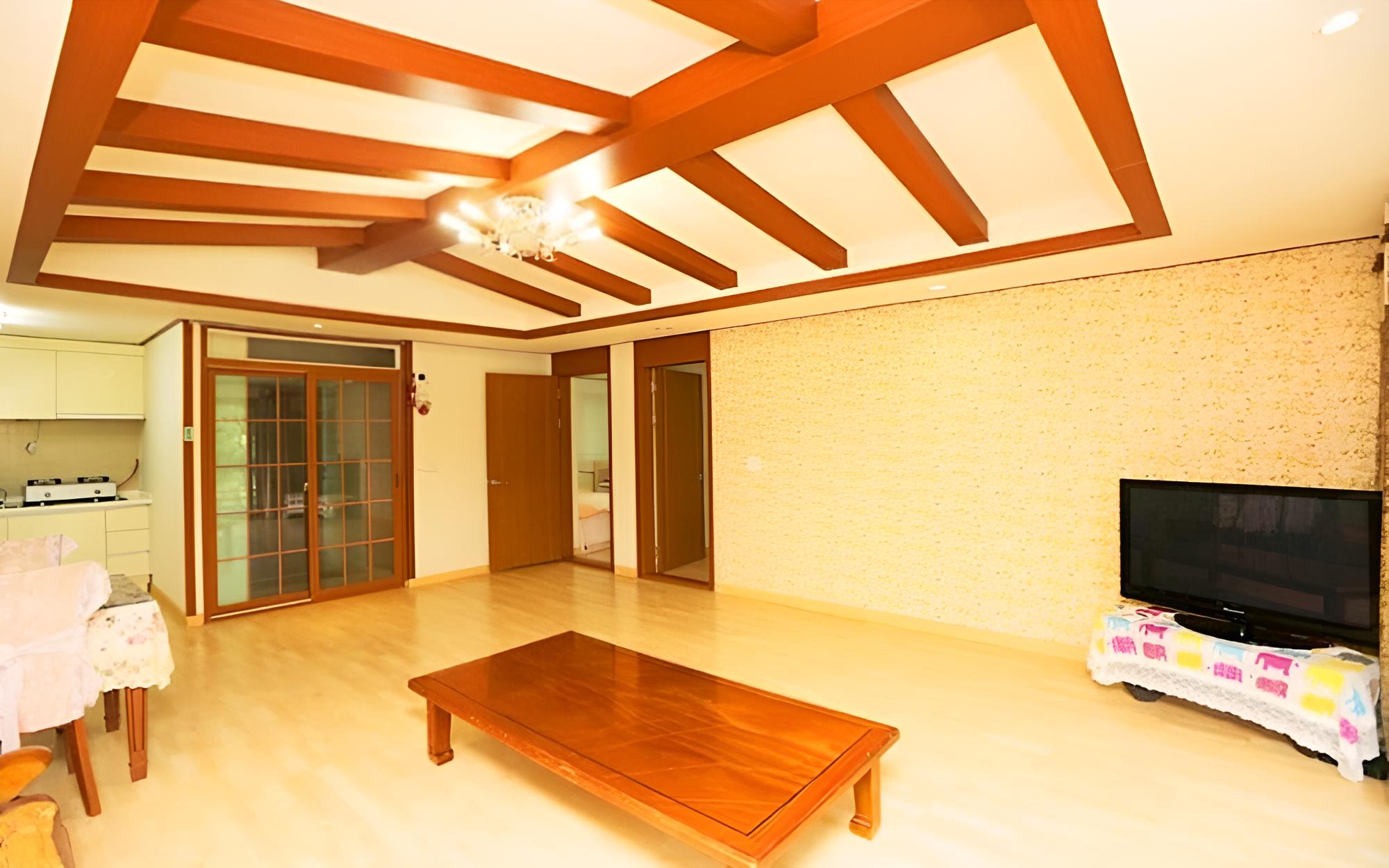 Room (Pine tree)