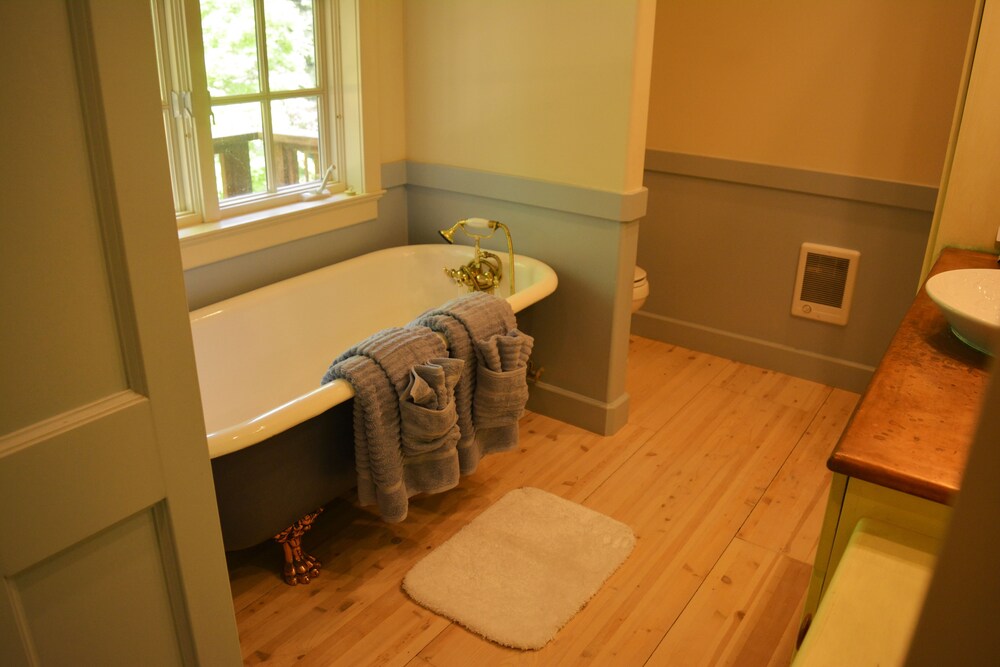 Romantic Cottage, 2 Bedrooms, Kitchen, Beach View photo 2