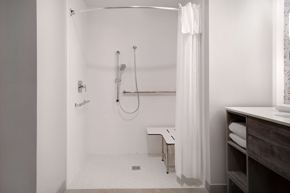 Suite, Multiple Beds, Accessible (Roll-in Shower) - Photo 2