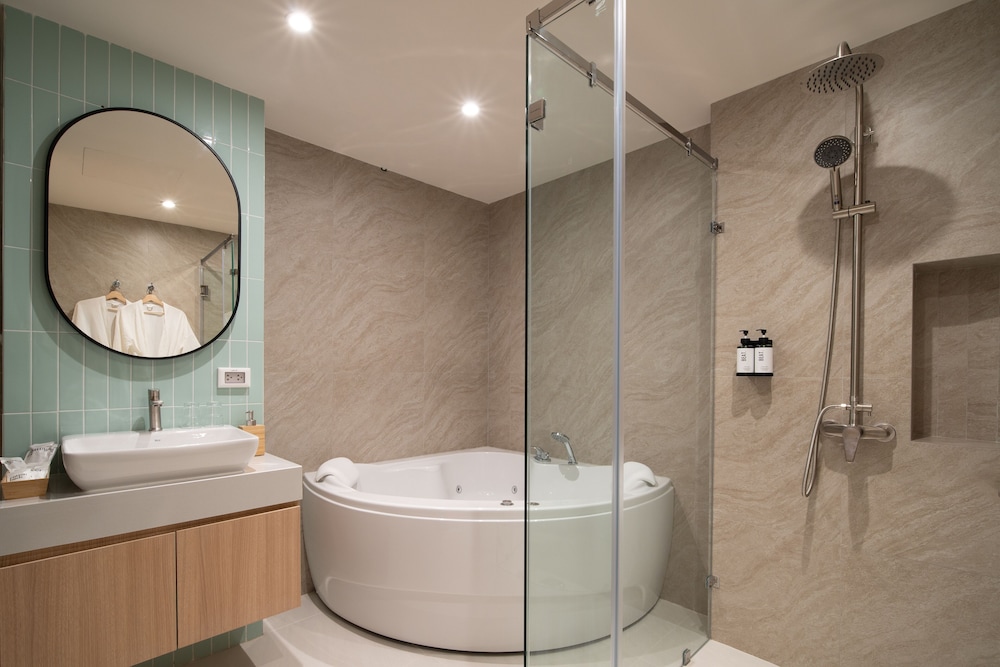 Deluxe Jacuzzi Room with River View photo 2