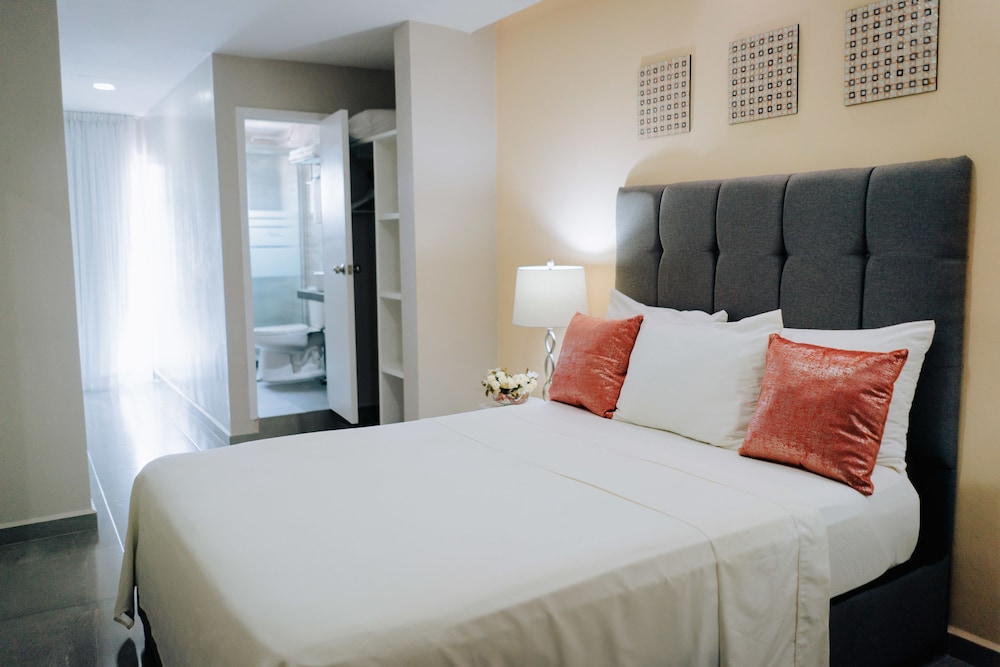 Deluxe Room, 1 King Bed, City View, Tower photo 1