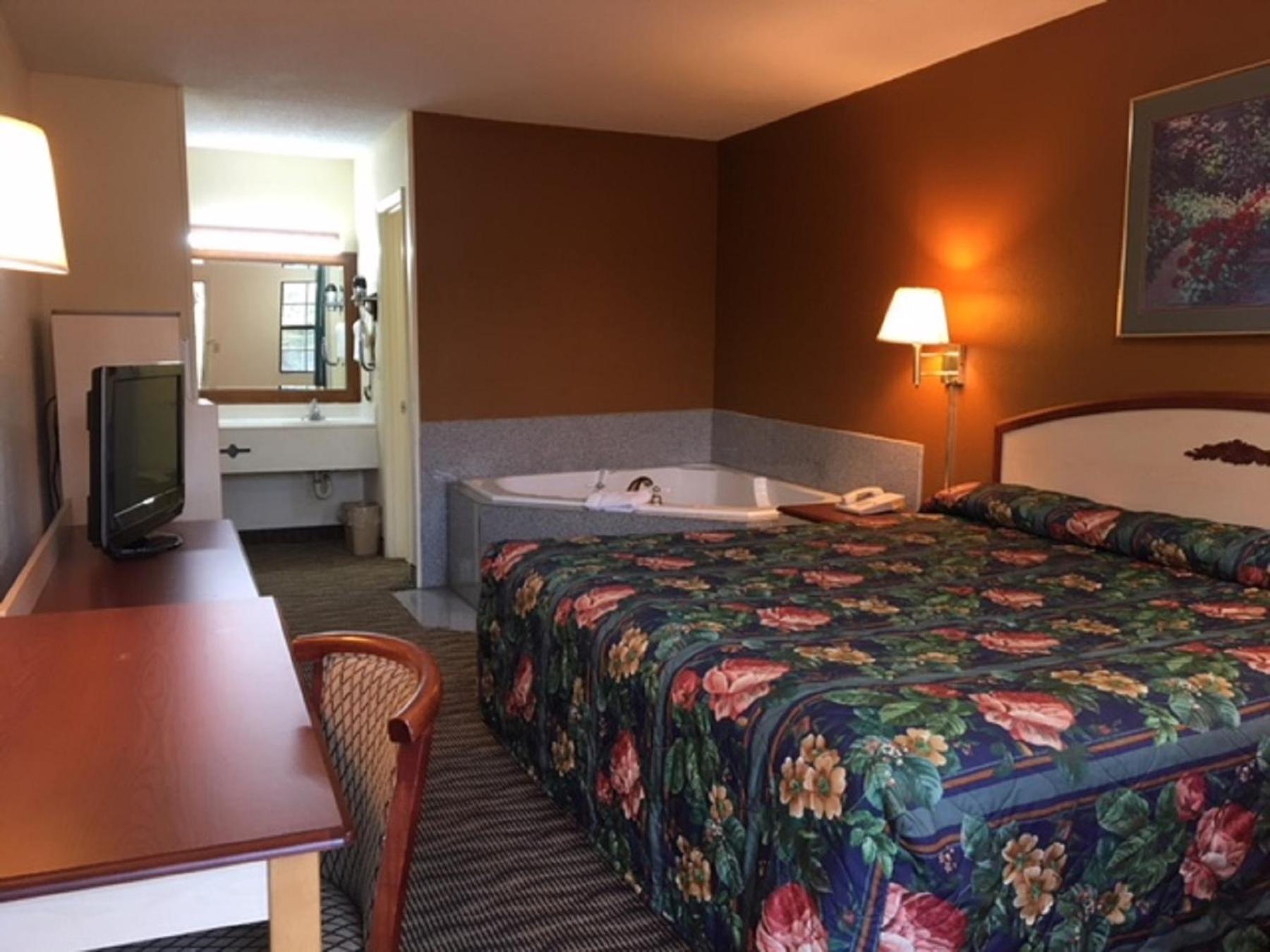 King Room with Spa Bath - Photo 3