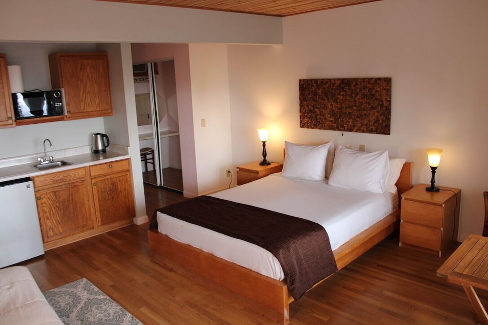Makani Room - 1 bedroom with Kitchenette, Pool Side with Ocean View - Main House