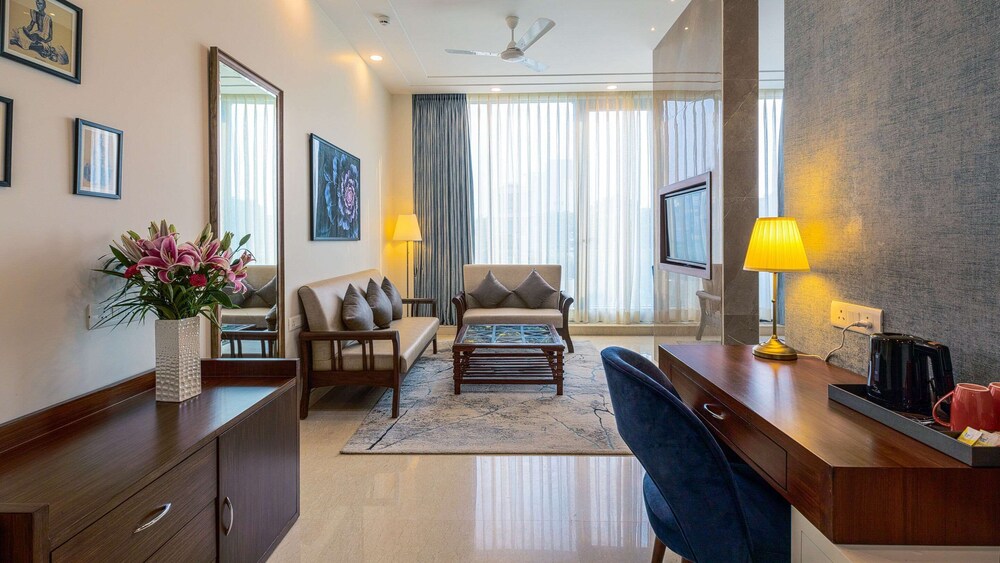 Suite, 1 King Bed, Non Smoking - Photo 4