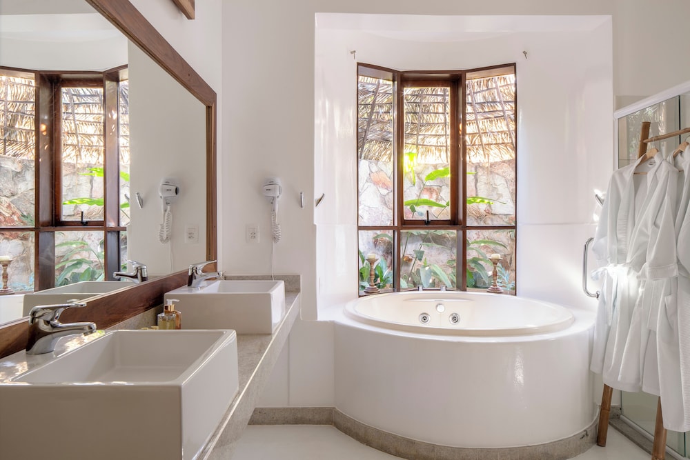 Romantic Suite, Patio, Garden View photo 3