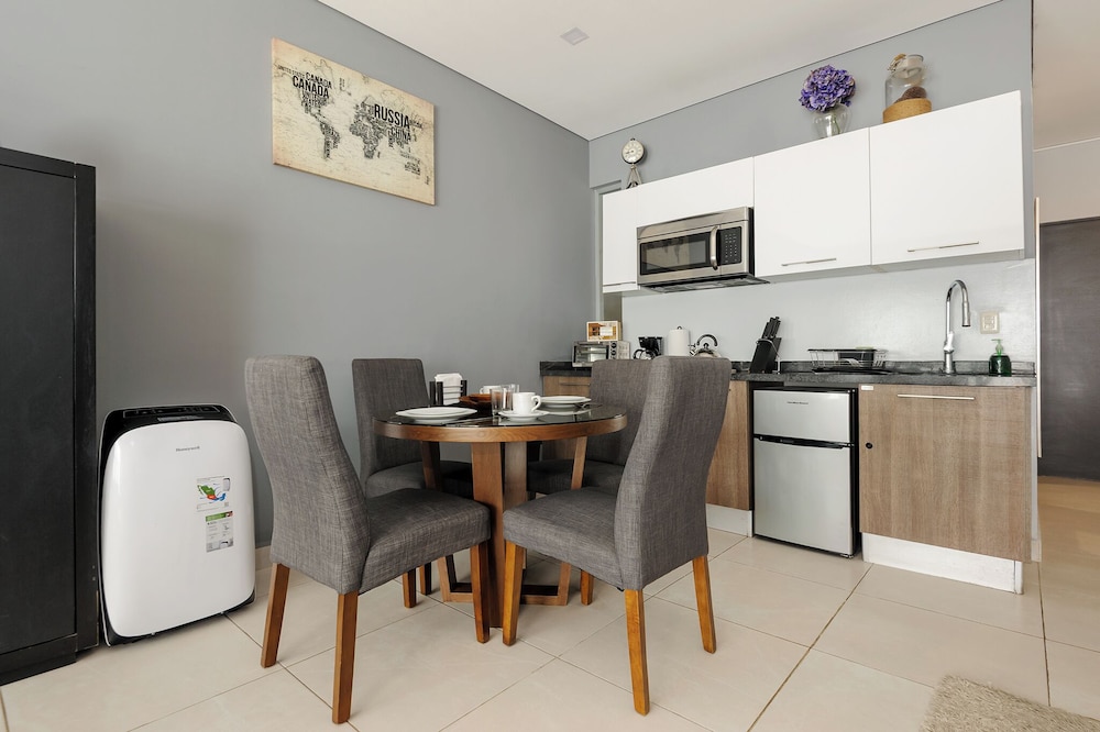 Luxury Apartment, 1 Queen Bed with Sofa bed, Balcony, City View photo 2