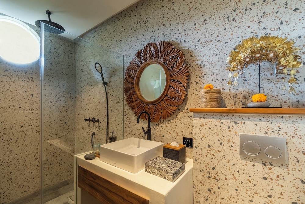Jungle Room with Bathtub - Photo 12