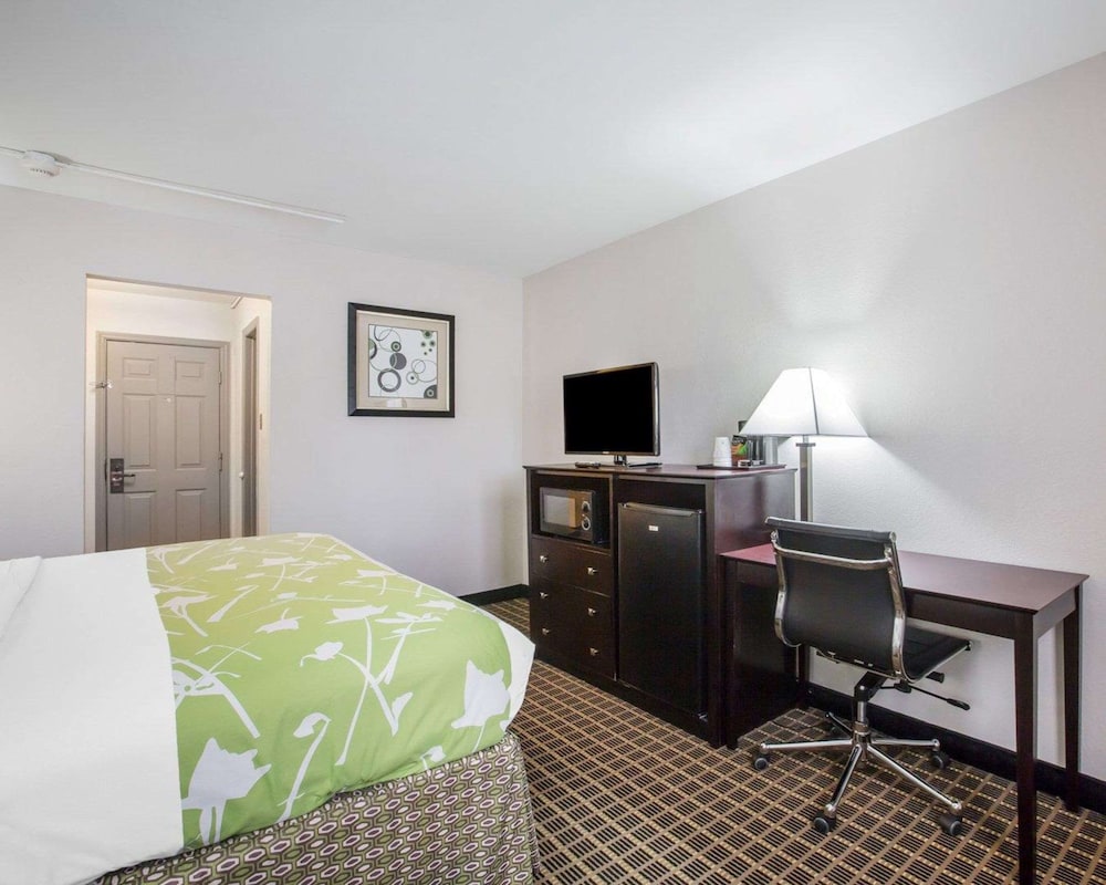 Standard Room, 1 King Bed, Non Smoking - Photo 4