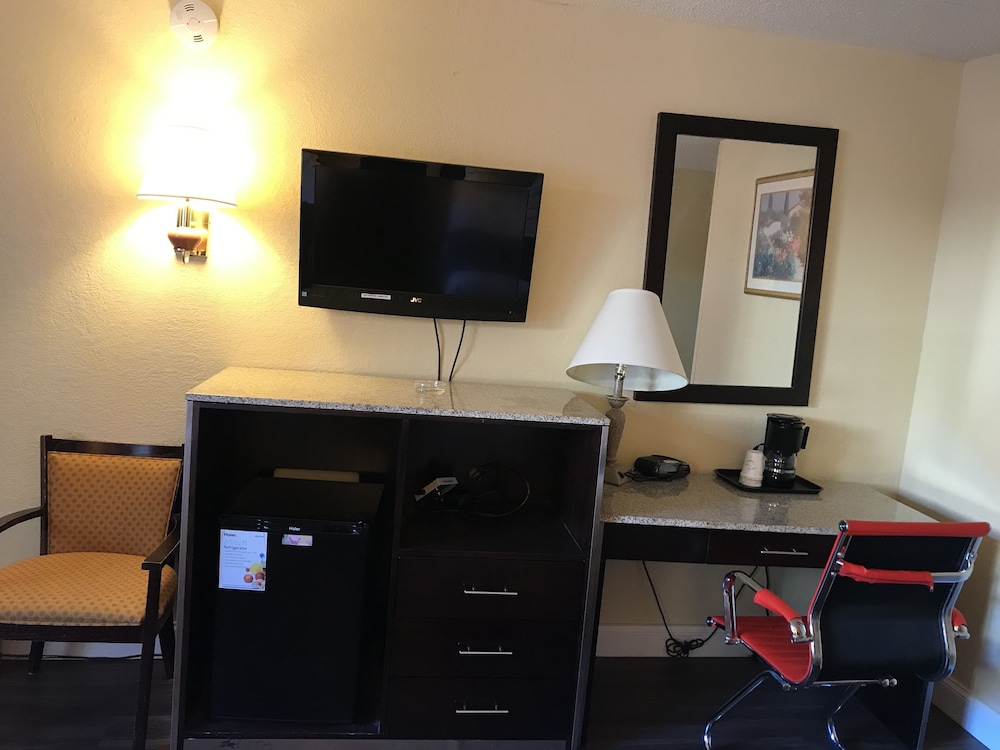 Basic Room, 2 Double Beds, Non Smoking - Photo 1