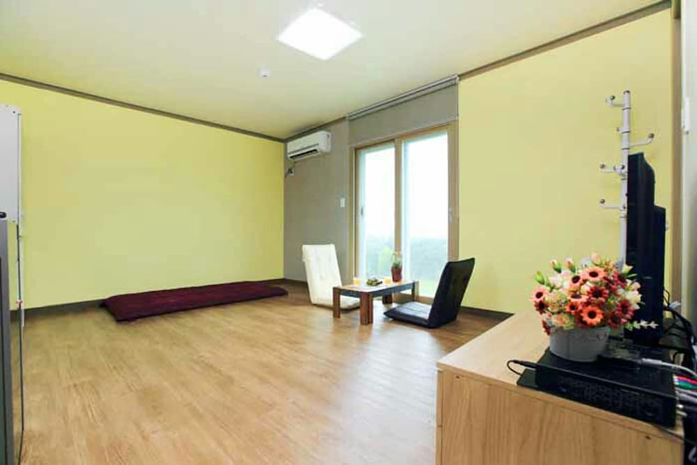 Studio (102) photo 1