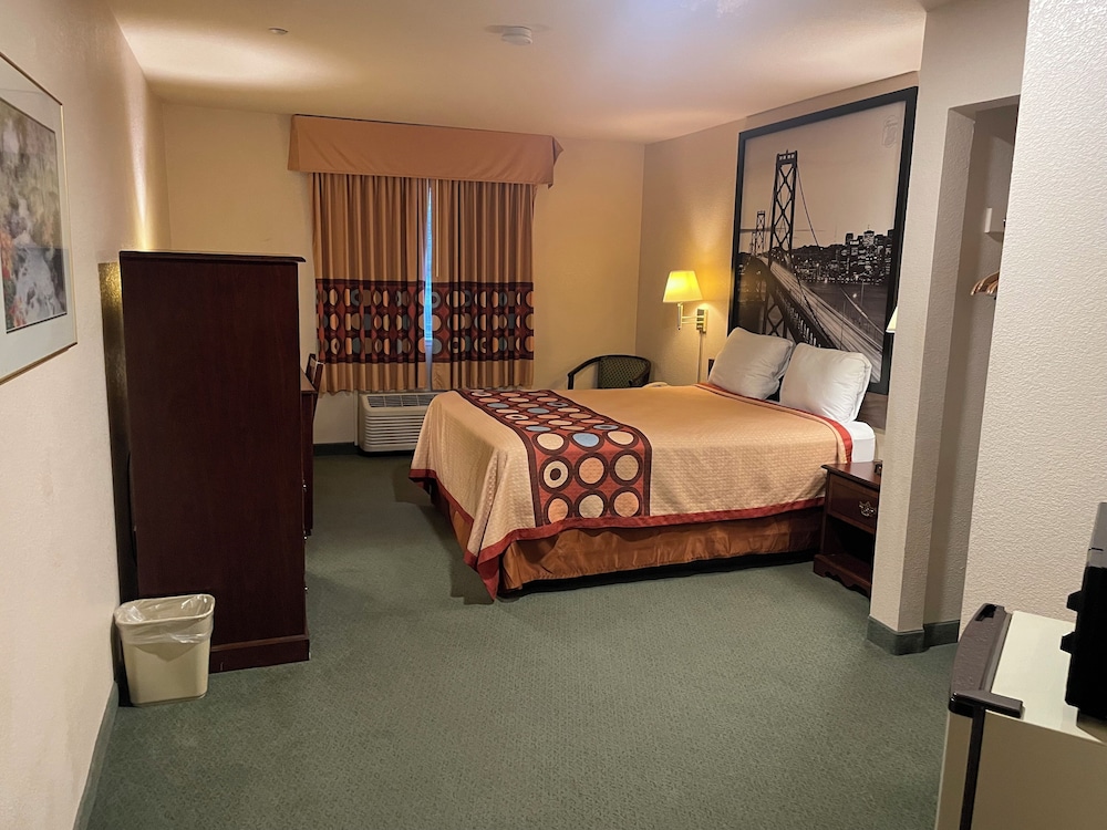 Room, 1 Queen Bed, Mobility Accessible - Photo 1
