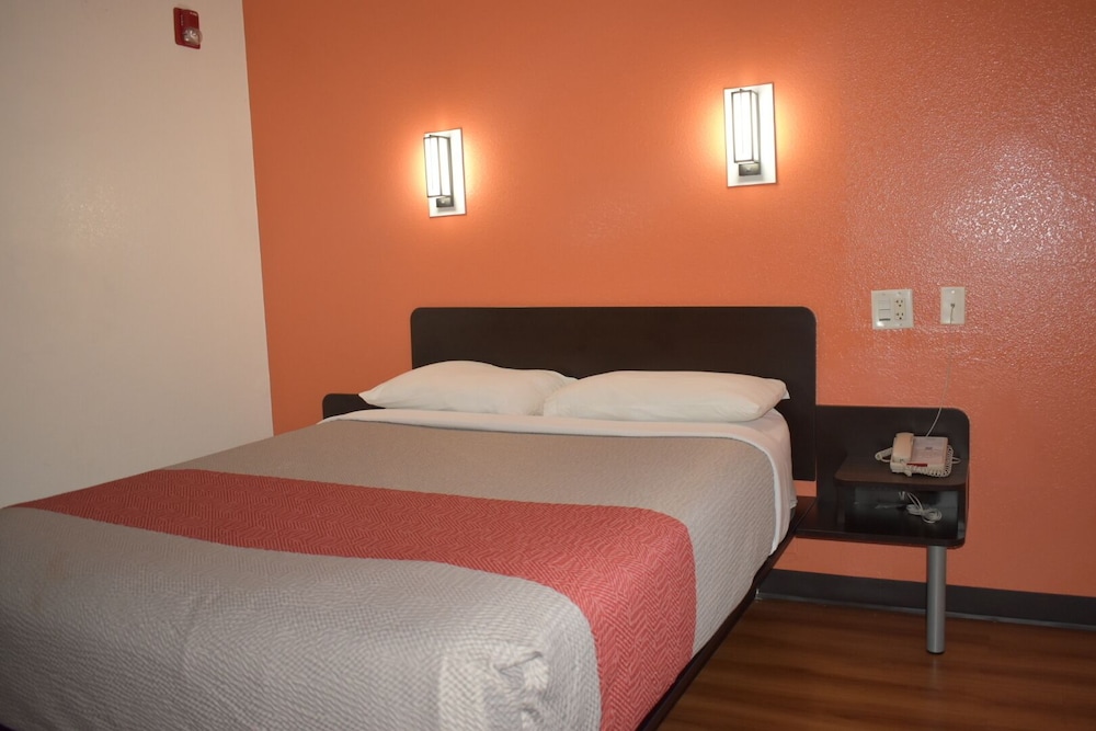 Deluxe Room, 1 Queen Bed, Smoking, Refrigerator & Microwave photo 1