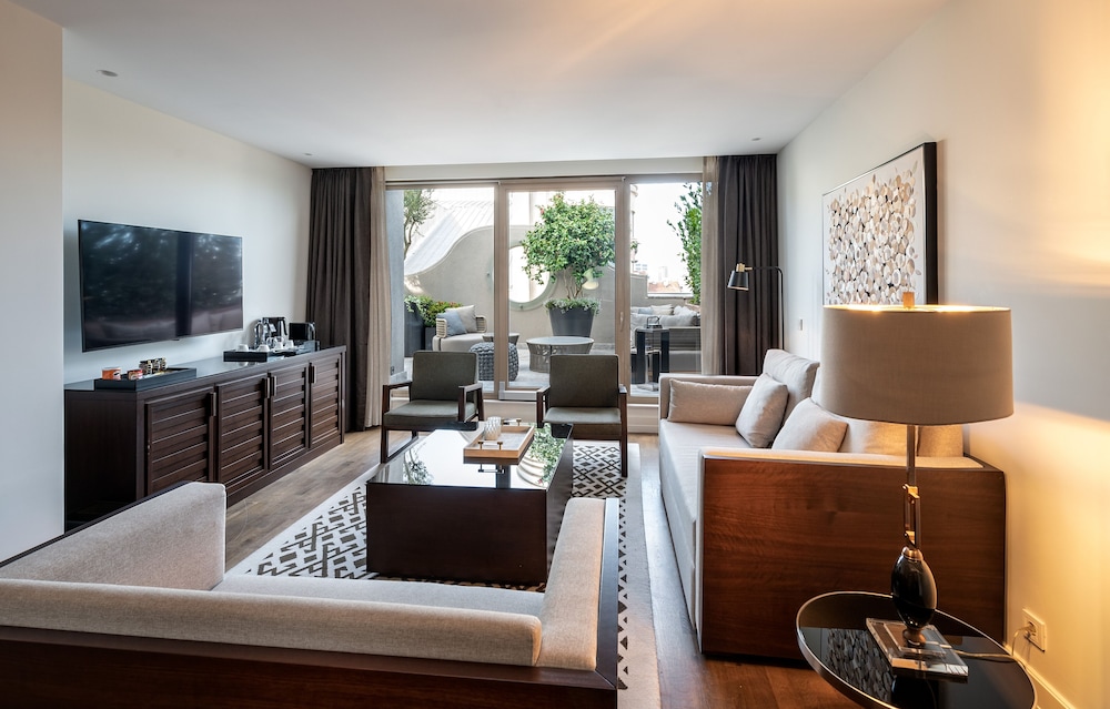Signature Suite