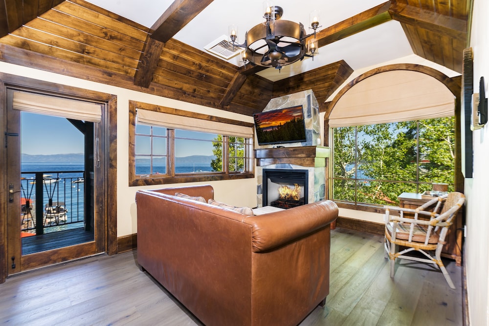 Sugar Pine Suite, Queen Bed with Lake View photo 2