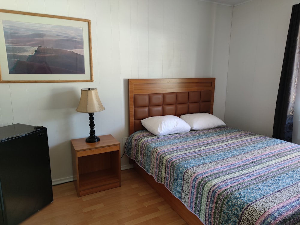 Basic Room, 1 Queen Bed photo 1