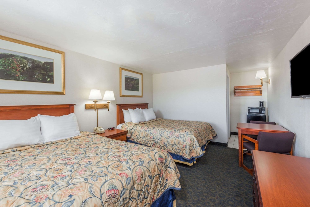 Room, 2 Queen Beds, Smoking - Photo 4