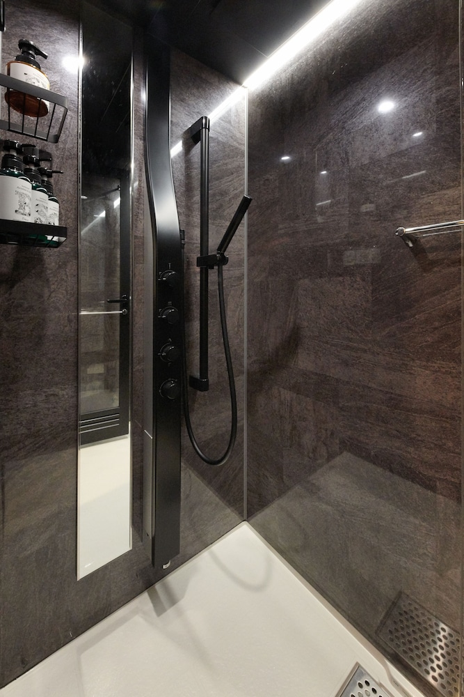 Deluxe Loft, Non Smoking, Sea View, Shower Room Only - Photo 2