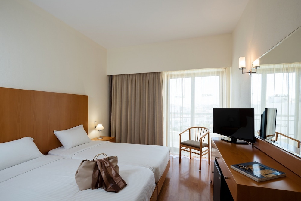 Classic Twin Room with Pool View photo 3