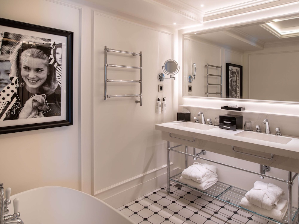 Prestige Suite, 1 King Bed. thumbnail 5