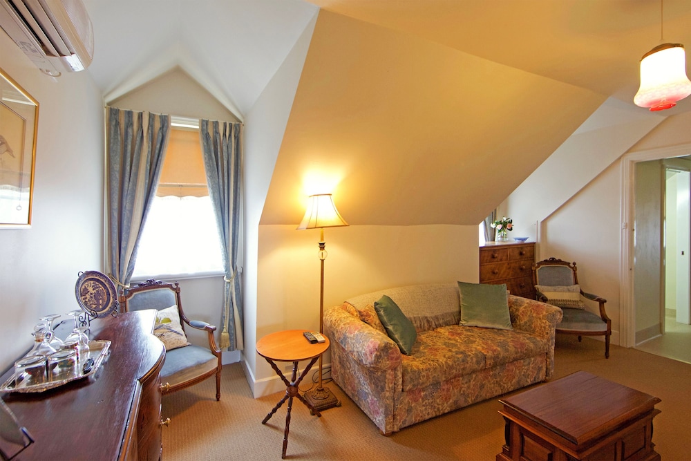 Traditional Suite, Non Smoking (Upstairs Queen Suite) photo 3