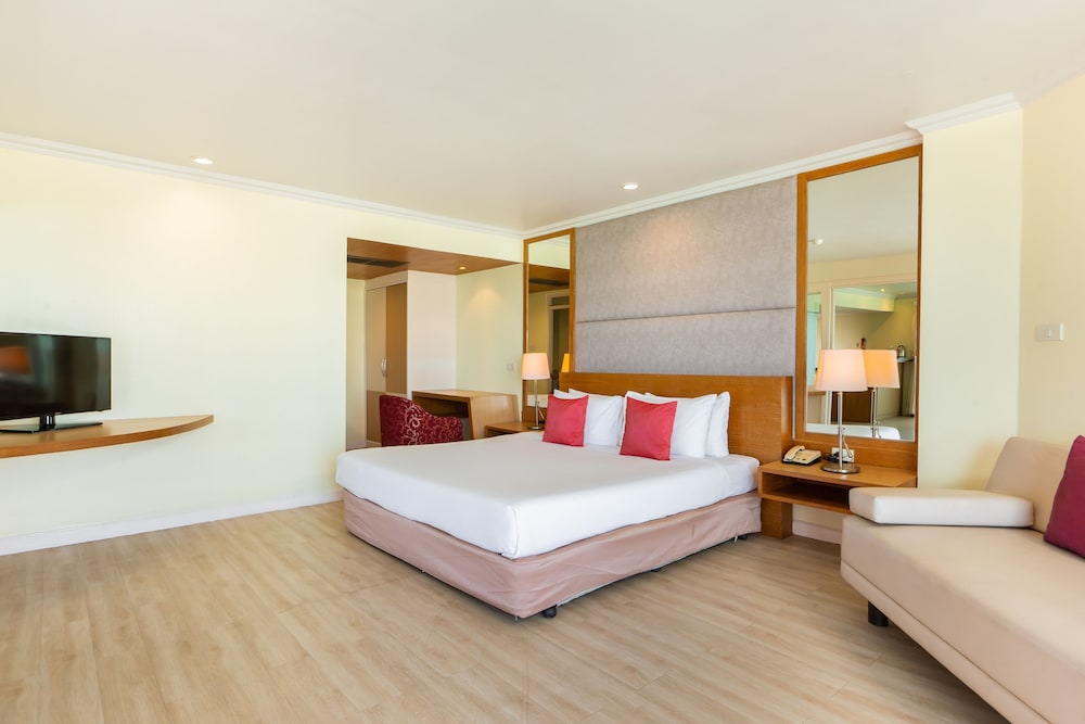 Panoramic Room, 1 King Bed, Sea View thumbnail 6