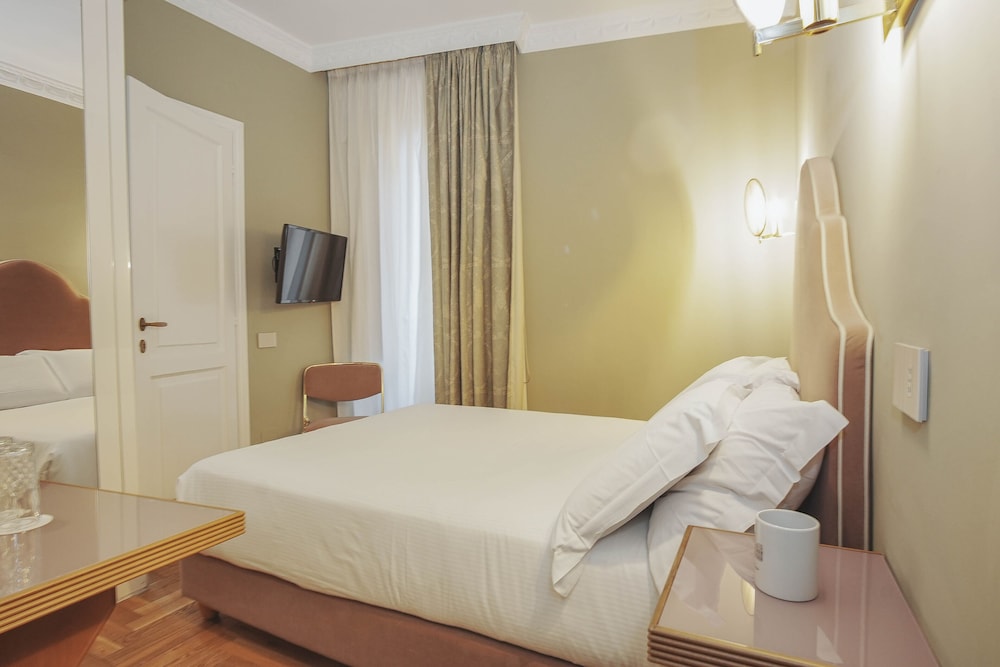 Basic Double Room, 1 Large Twin Bed (Matrimoniale) photo 2