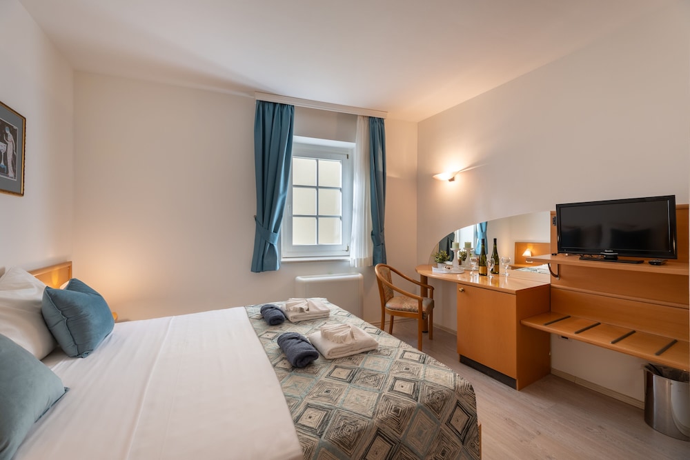 Standard Room, 1 King Bed - Photo 3