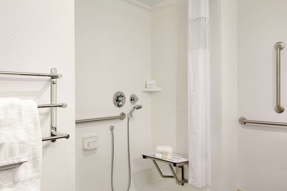 Room, 2 Queen Beds, Accessible, Non Smoking (Roll-in shower) photo 2