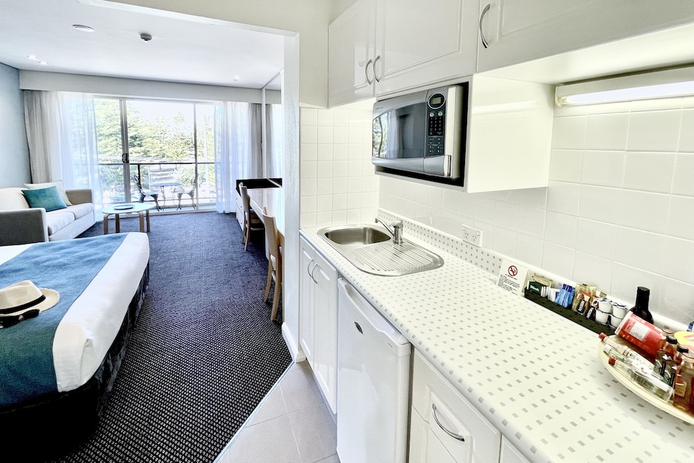 Deluxe Studio with Balcony and Partial Ocean View photo 2