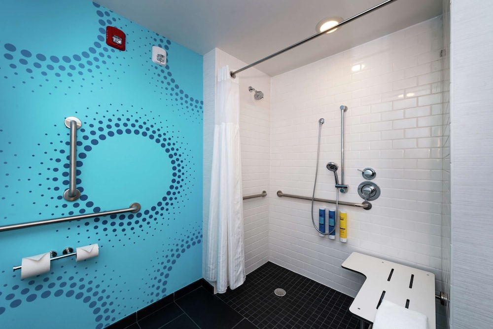 Room, 1 King Bed, Accessible (Roll-in Shower, Hearing) - Photo 3