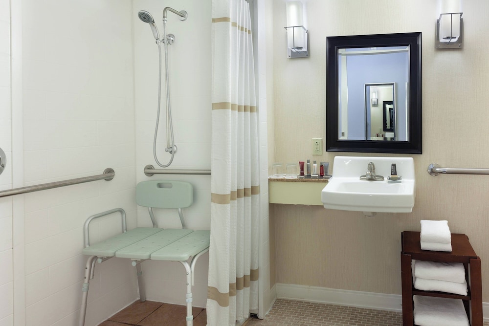 Room, 2 Queen Beds - Photo 10
