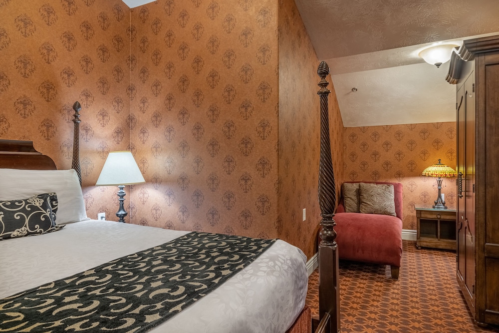 Penthouse Suite (No Pets Allowed) photo 3