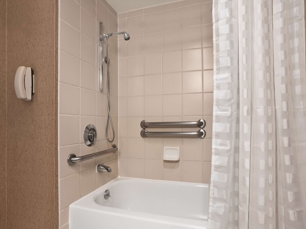 Premium Suite, 2 Double Beds, Accessible, Corner (Bathtub) - Photo 7