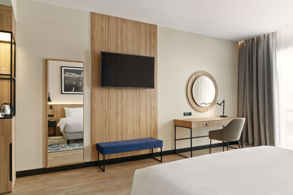 Premium Room, Non Smoking - Photo 3