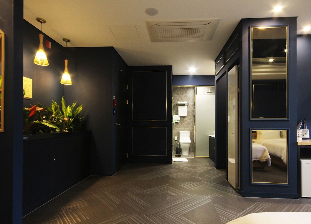 Premium Twin Room photo 3