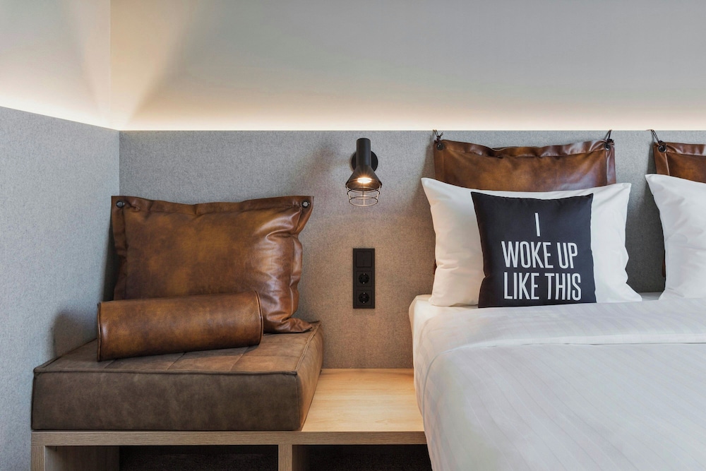 Room, 1 Queen Bed, Balcony - Photo 2