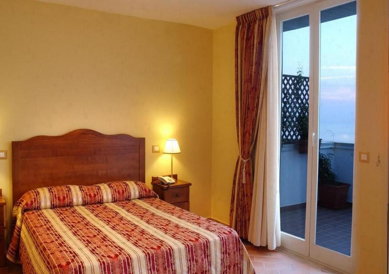 Double Room with Sea View - Photo 4