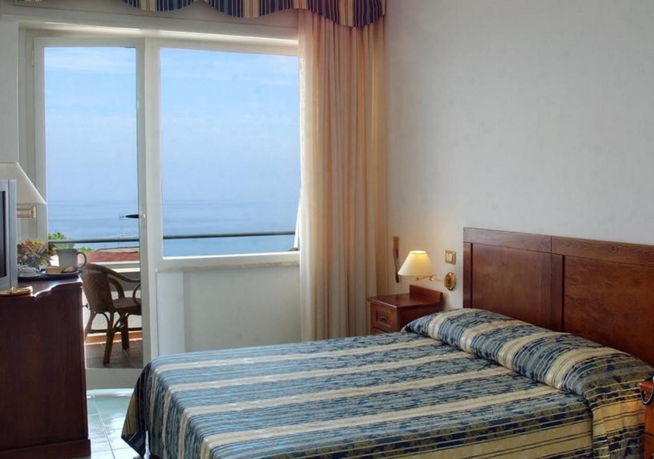 Double Room with Sea View - Photo 5