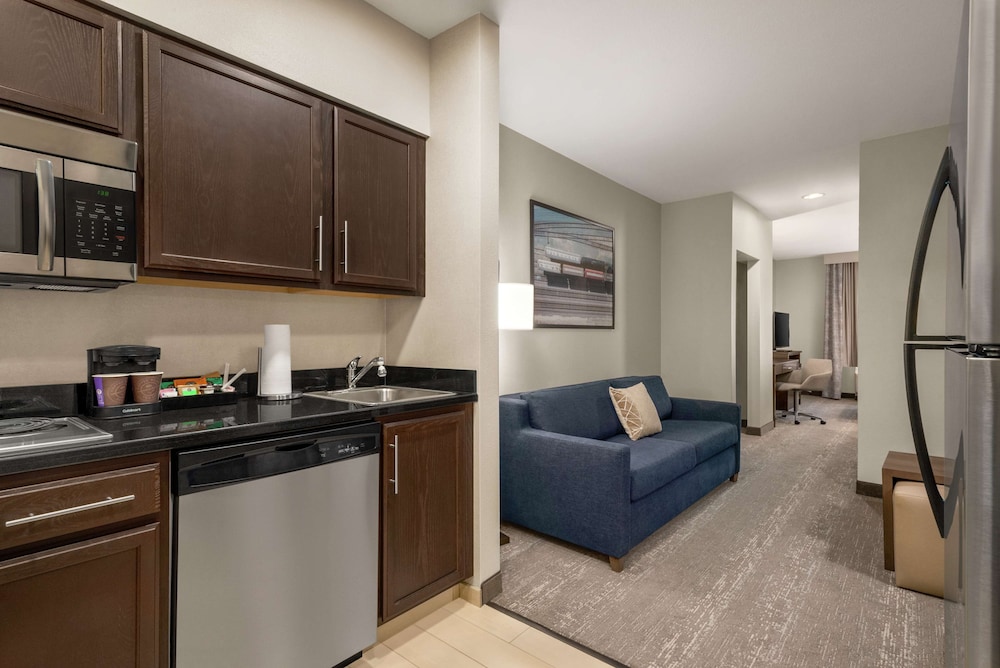 Suite, 1 Queen Bed - Photo 2