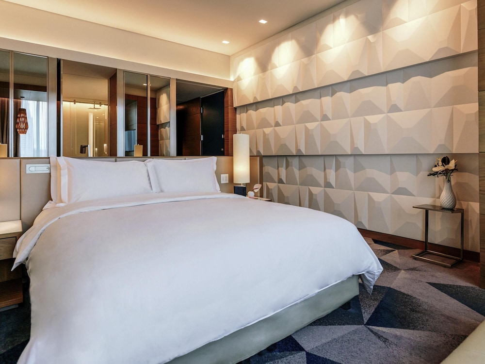 Independence Superior King Room with One King Bed (Non Smoking) thumbnail 5