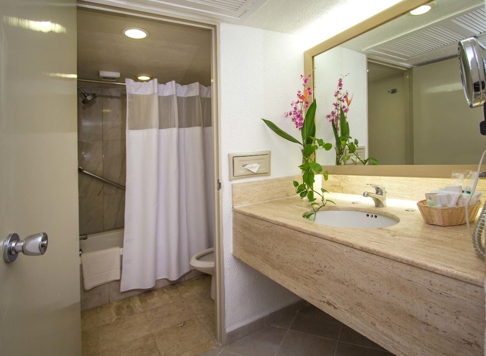 Junior Suite, 1 King Bed, Balcony, Partial Ocean View - Photo 3