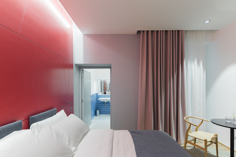 Superior Double Room, 1 Queen Bed, Courtyard View photo 2