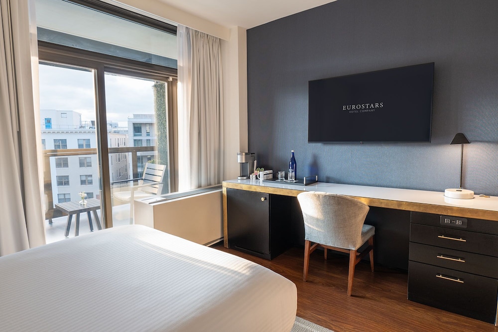Premier Studio, 2 Double Beds, Mobility Accessible - Photo 2