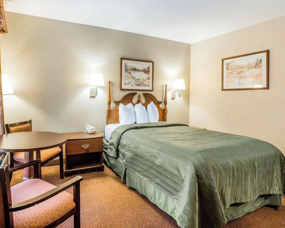 Standard Room, 1 King Bed, Smoking - Photo 3