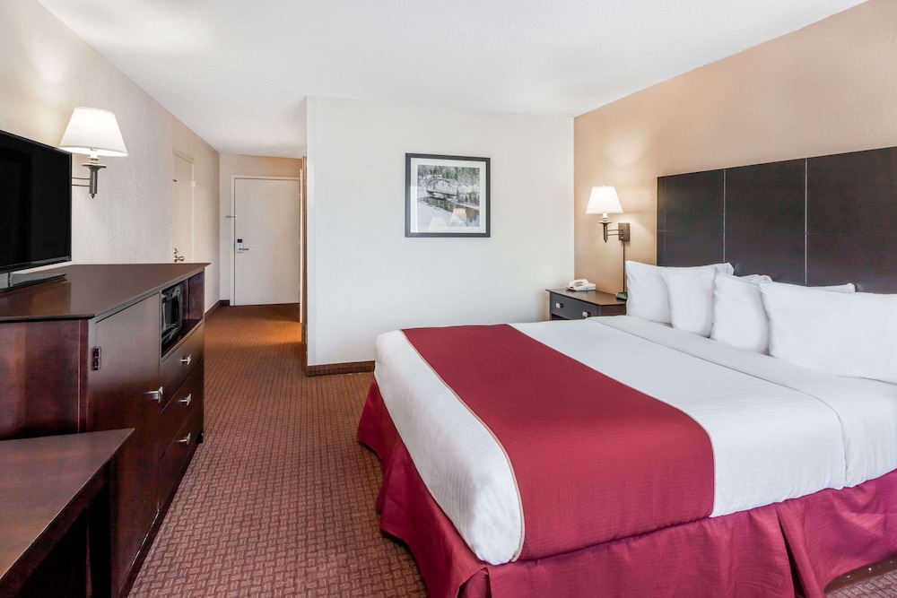 Room, 1 Queen Bed, Accessible, Non Smoking (Exterior View First Floor Mobility) photo 1