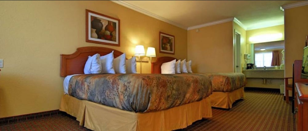 Room, 2 Queen Beds, Smoking photo 2