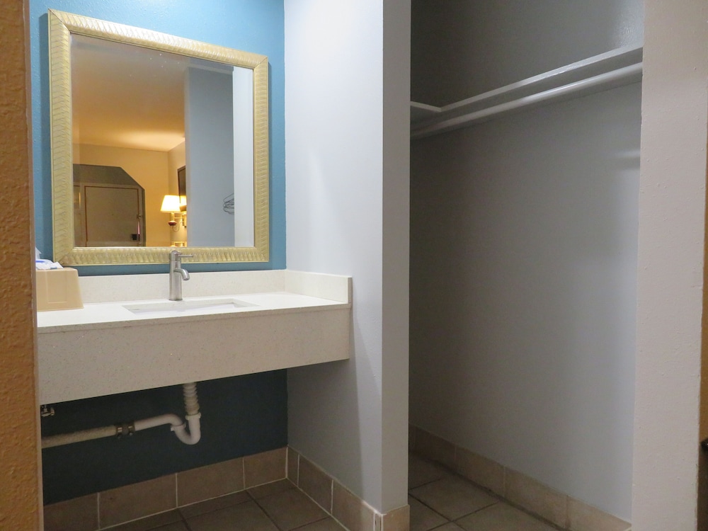 Basic Single Room, 1 King Bed photo 3