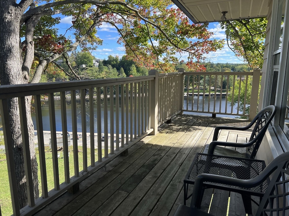 Premium Room, 1 King Bed (Muskoka River View, Has Balcony) photo 1