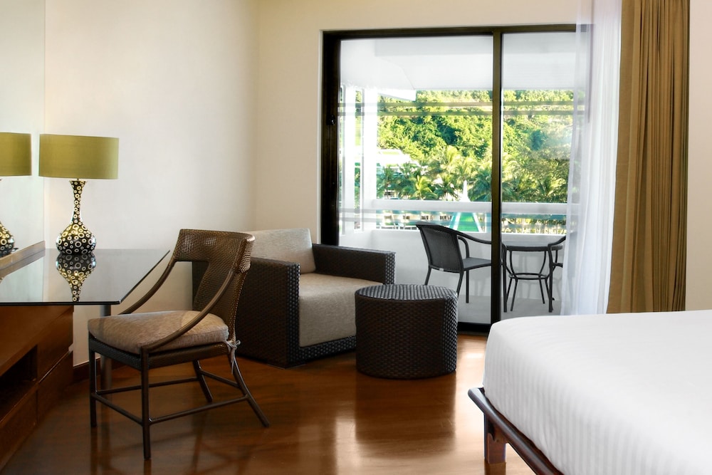 Room, 2 Twin Beds, Pool View - Photo 6
