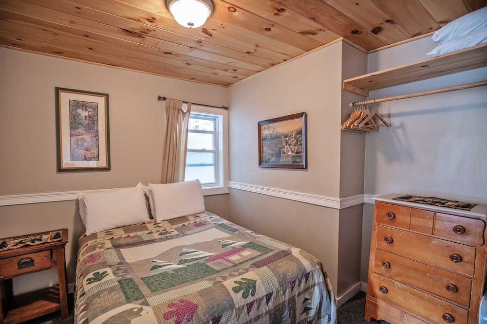 Cabin, 2 Twin Beds, River View photo 3